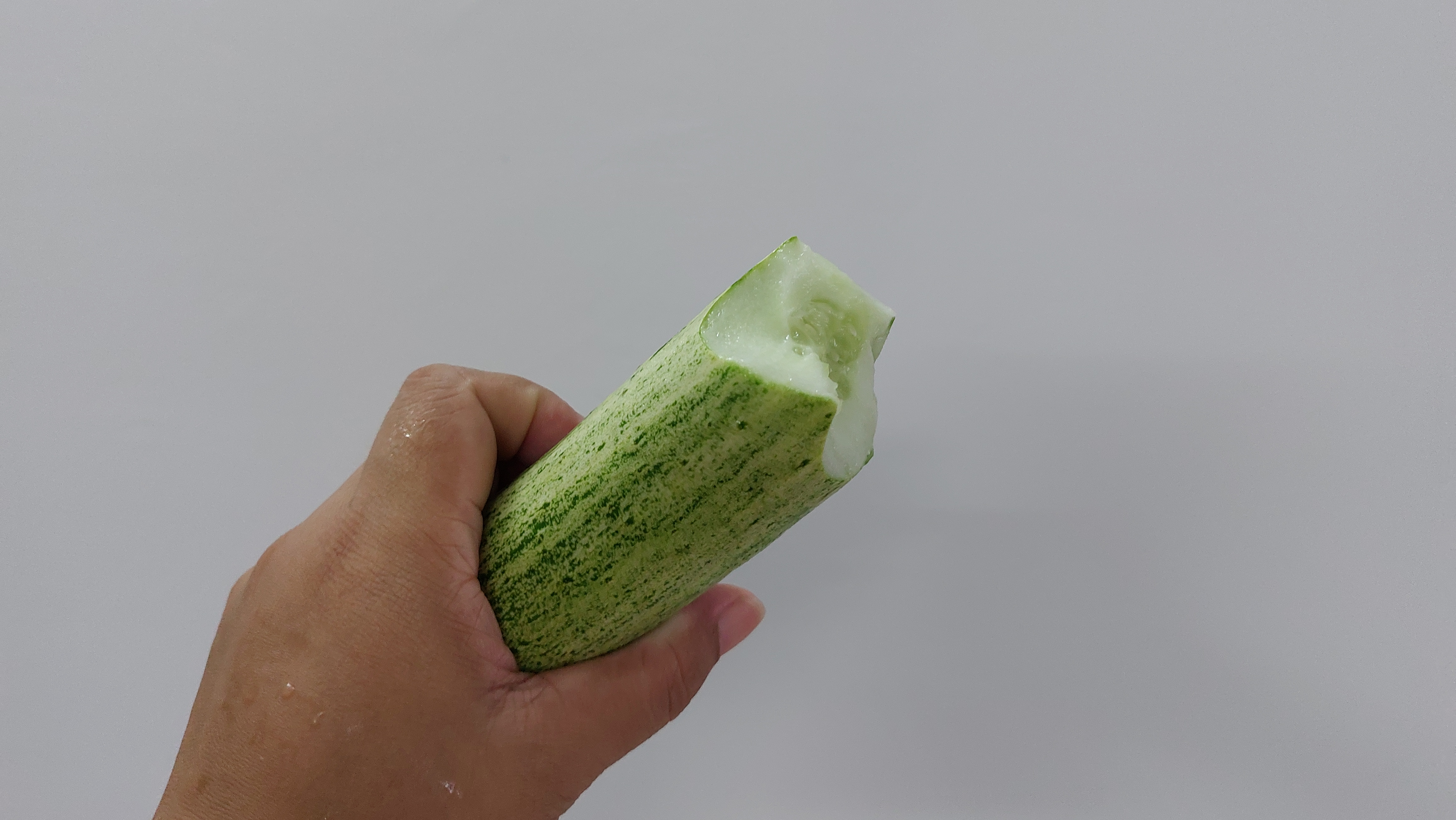 吃生黄瓜